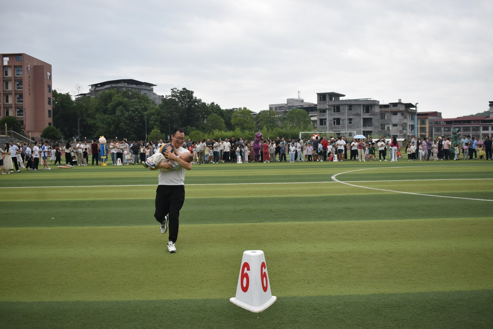 隆回二中舉辦“六一童心飛揚(yáng)，二中快樂(lè)起航”親子活動(dòng)