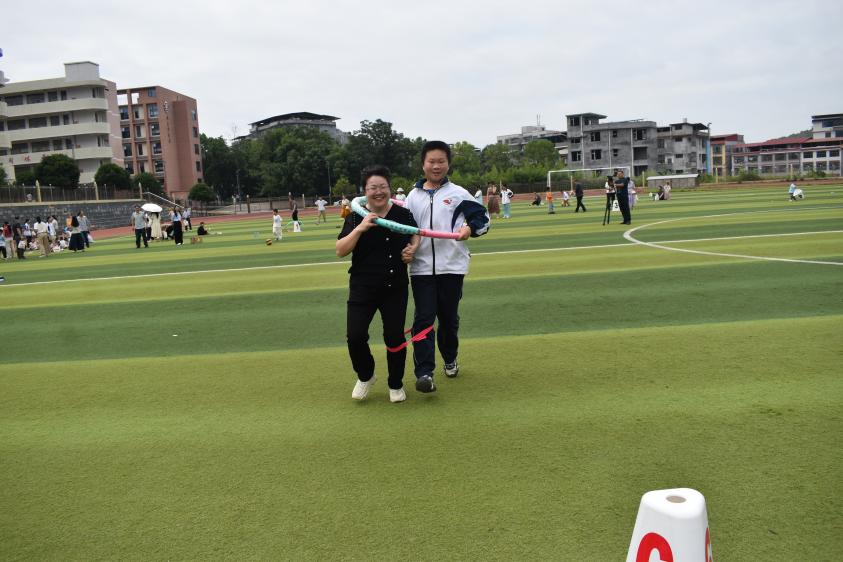 隆回二中舉辦“六一童心飛揚(yáng)，二中快樂(lè)起航”親子活動(dòng)