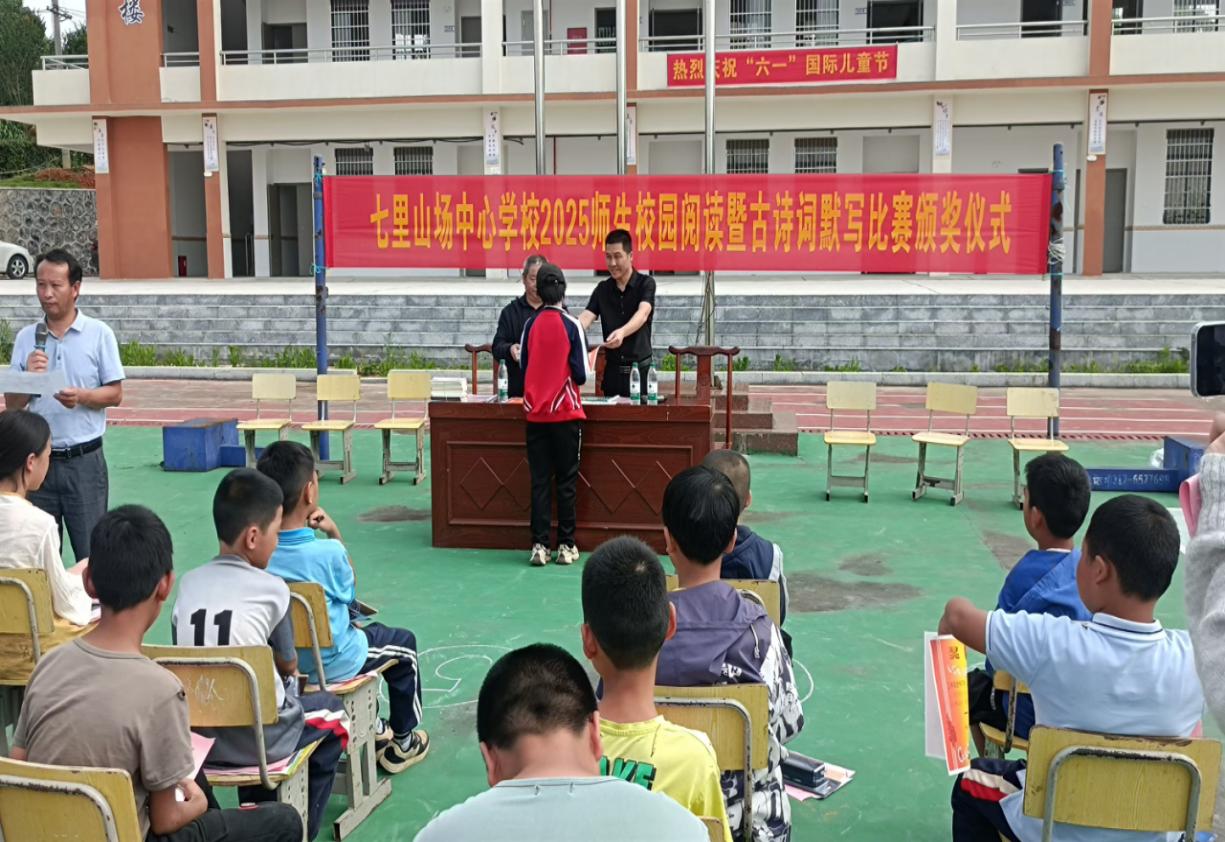 詩韻悠揚(yáng)滿校園 師生共書翰墨香