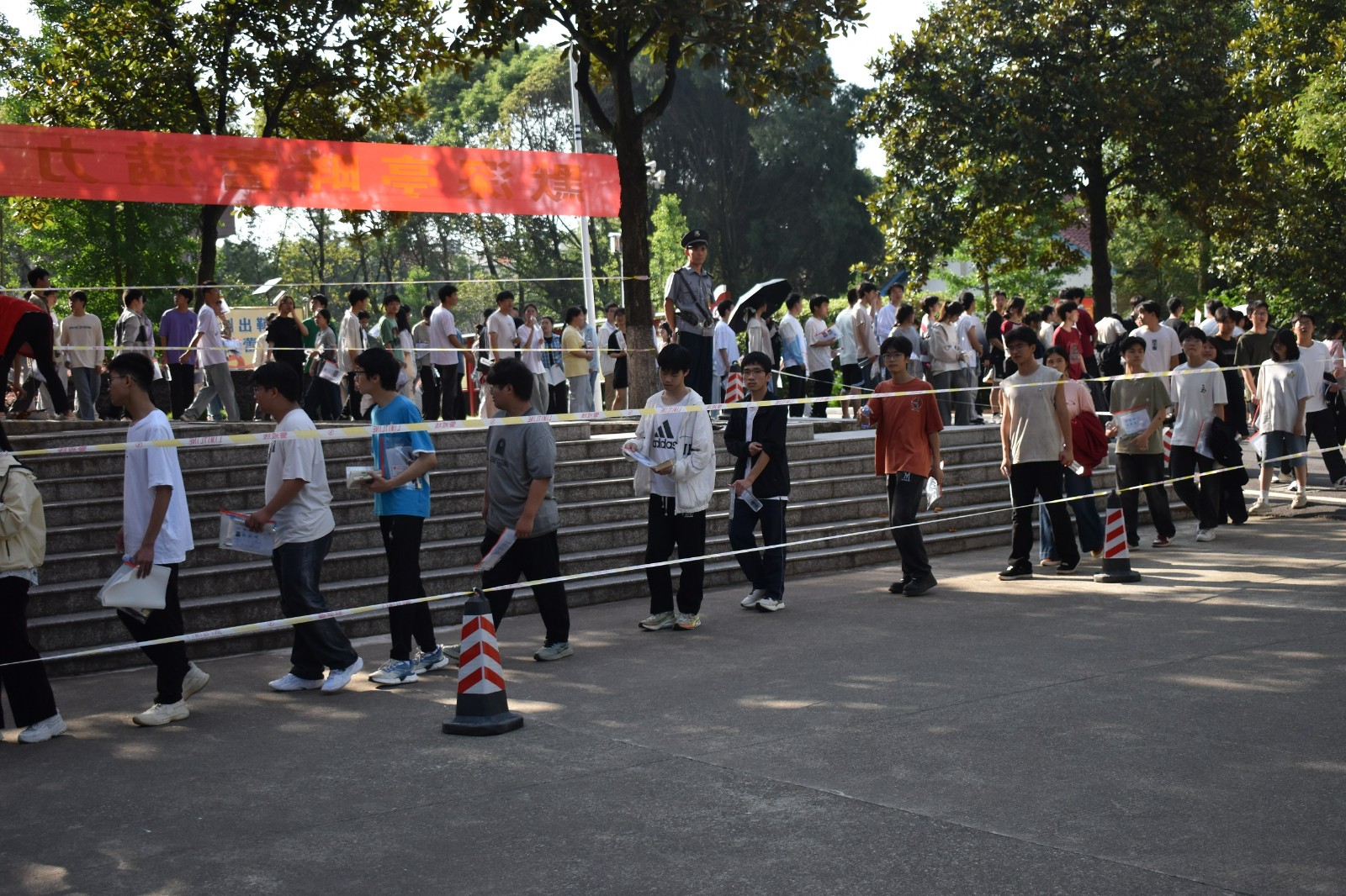 隆回近萬(wàn)名高考考生奔赴考場(chǎng)