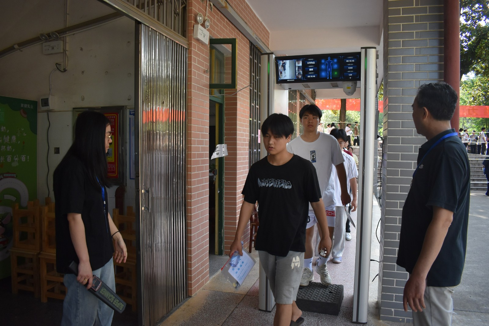 隆回近萬(wàn)名高考考生奔赴考場(chǎng)