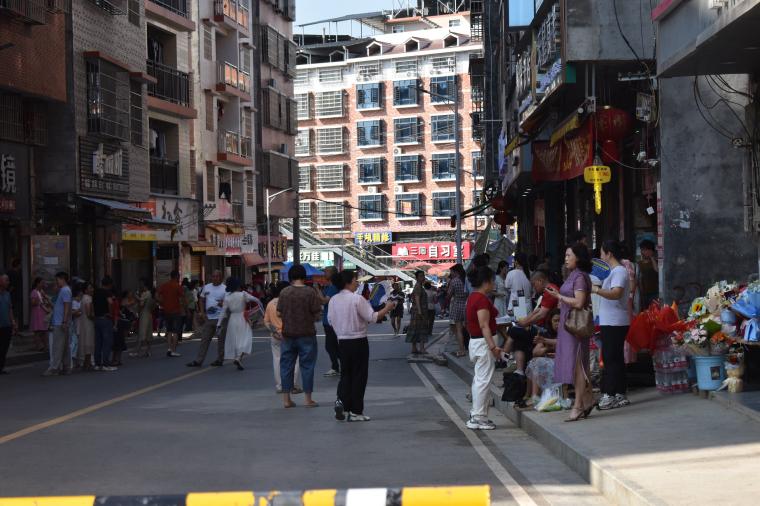 隆回近萬(wàn)名高考考生奔赴考場(chǎng)