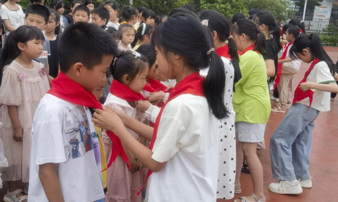 萬塘中心小學舉行少先隊入隊儀式