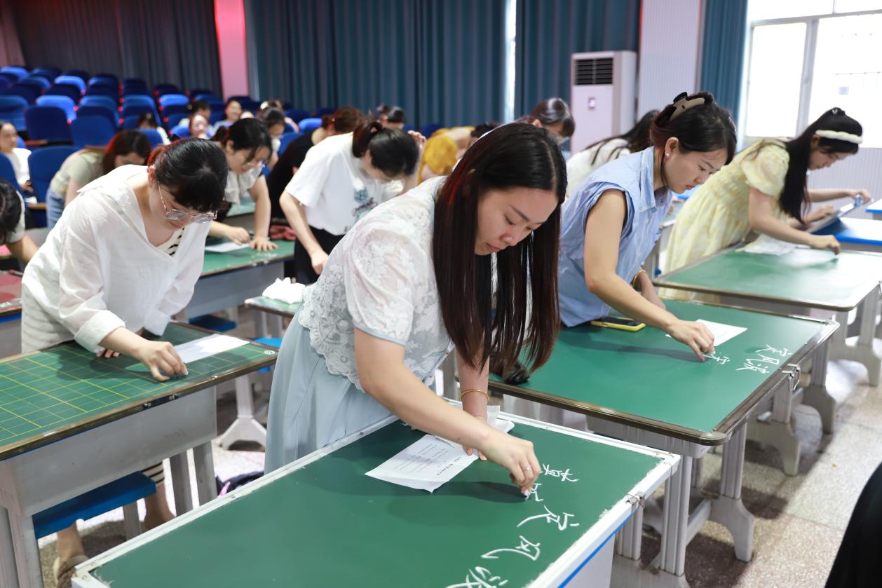 城區(qū)二小“青藍(lán)學(xué)院”青年教師基本功書(shū)寫(xiě)比賽圓滿落幕