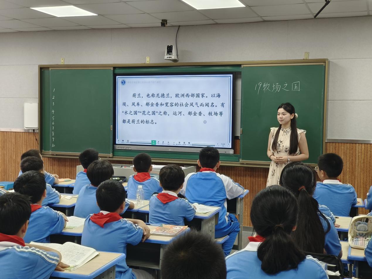 城區(qū)二小實習(xí)教師匯報課展示活動圓滿結(jié)束