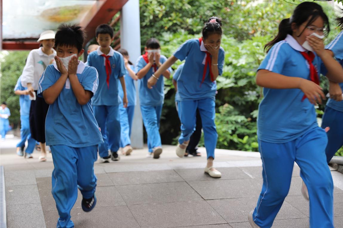 城區(qū)二小開展消防應(yīng)急疏散演練