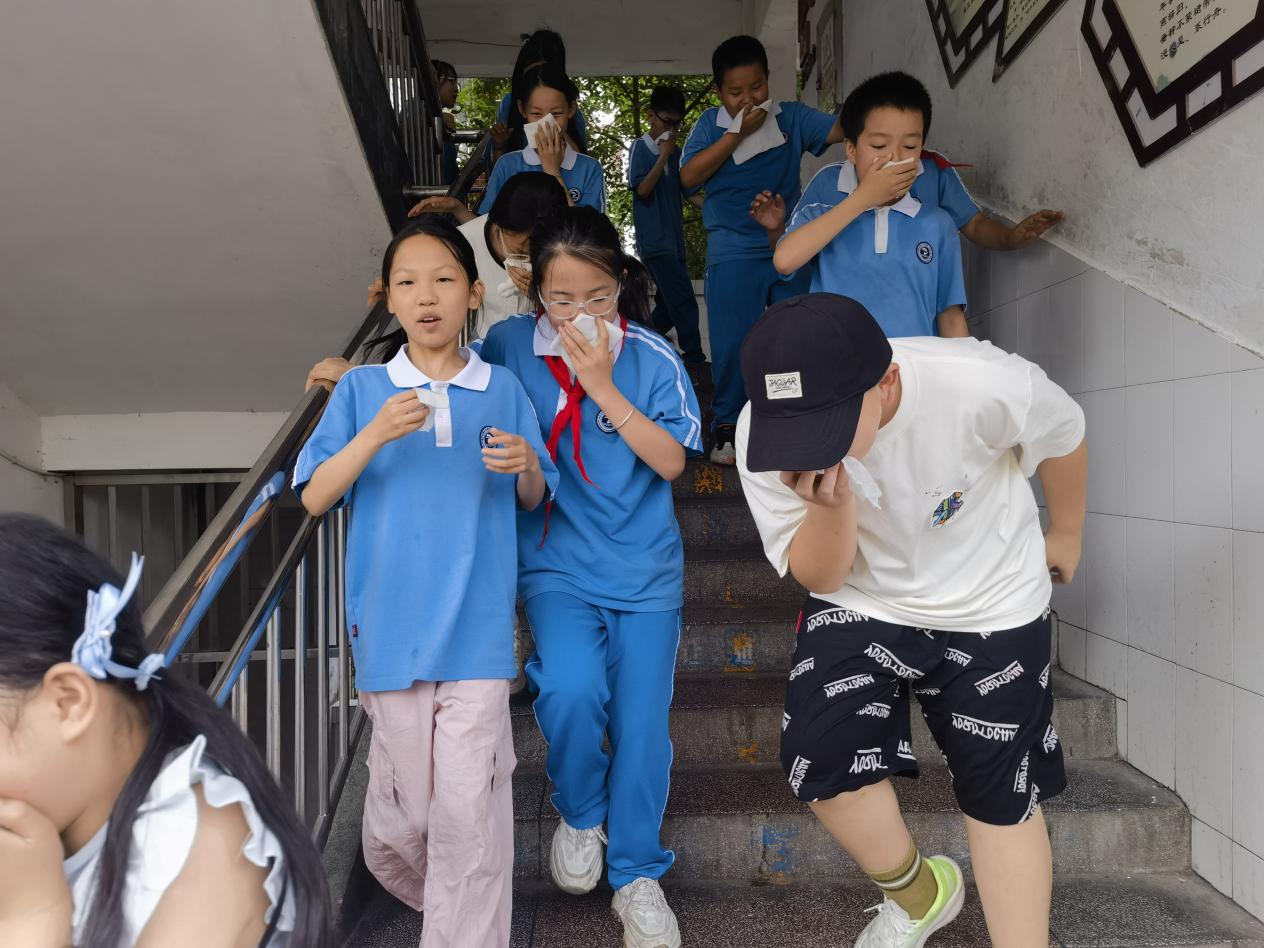 城區(qū)二小開展消防應(yīng)急疏散演練