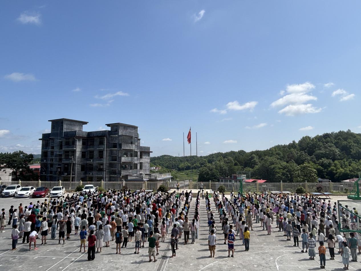 筑牢安全防線 護航健康成長