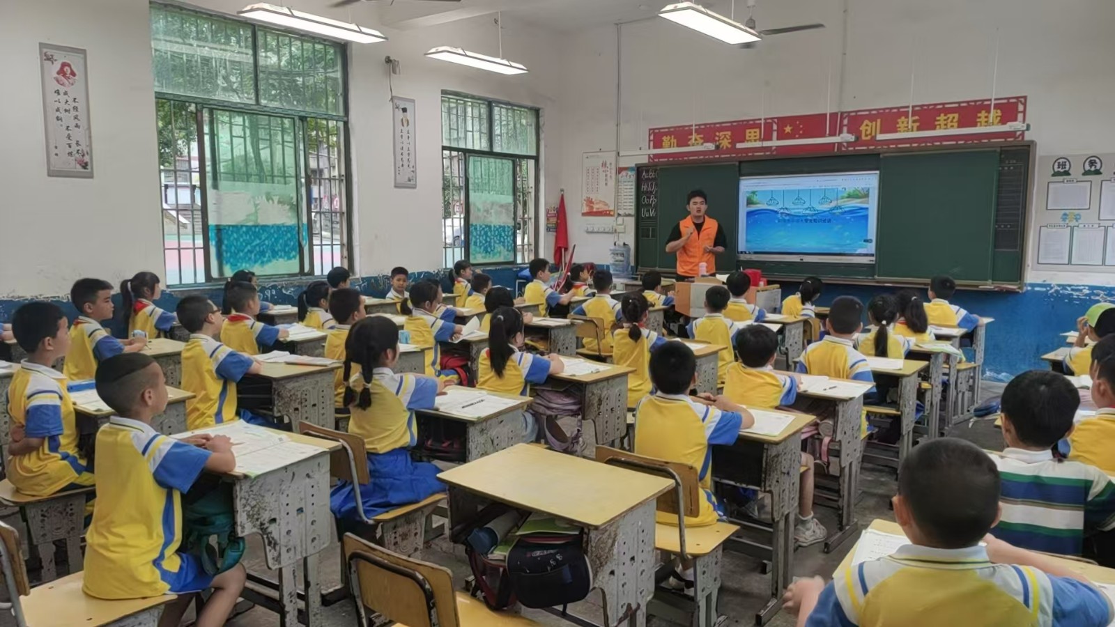 防溺水教育宣講團(tuán)走進(jìn)校園，筑牢學(xué)生安全防線