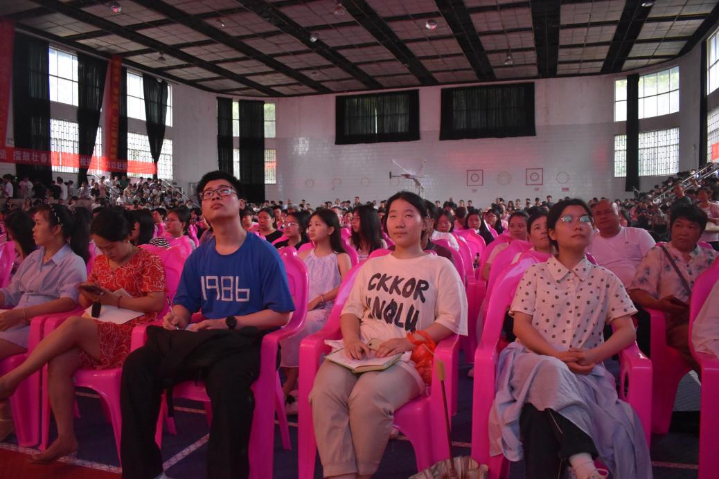 隆回二中邀請校友歐陽文邦回母校指導精準填報高考志愿