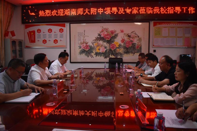 隆回二中邀請湖南師大附中“精英”傳經(jīng)