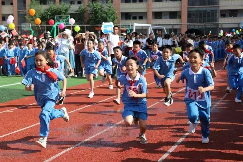 邵東市城區(qū)二小第六屆體育節(jié)圓滿閉幕：榮耀收官展風(fēng)采，綠茵逐夢正當(dāng)時(shí)