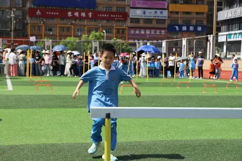 邵東市城區(qū)二小第六屆體育節(jié)圓滿閉幕：榮耀收官展風(fēng)采，綠茵逐夢正當(dāng)時(shí)