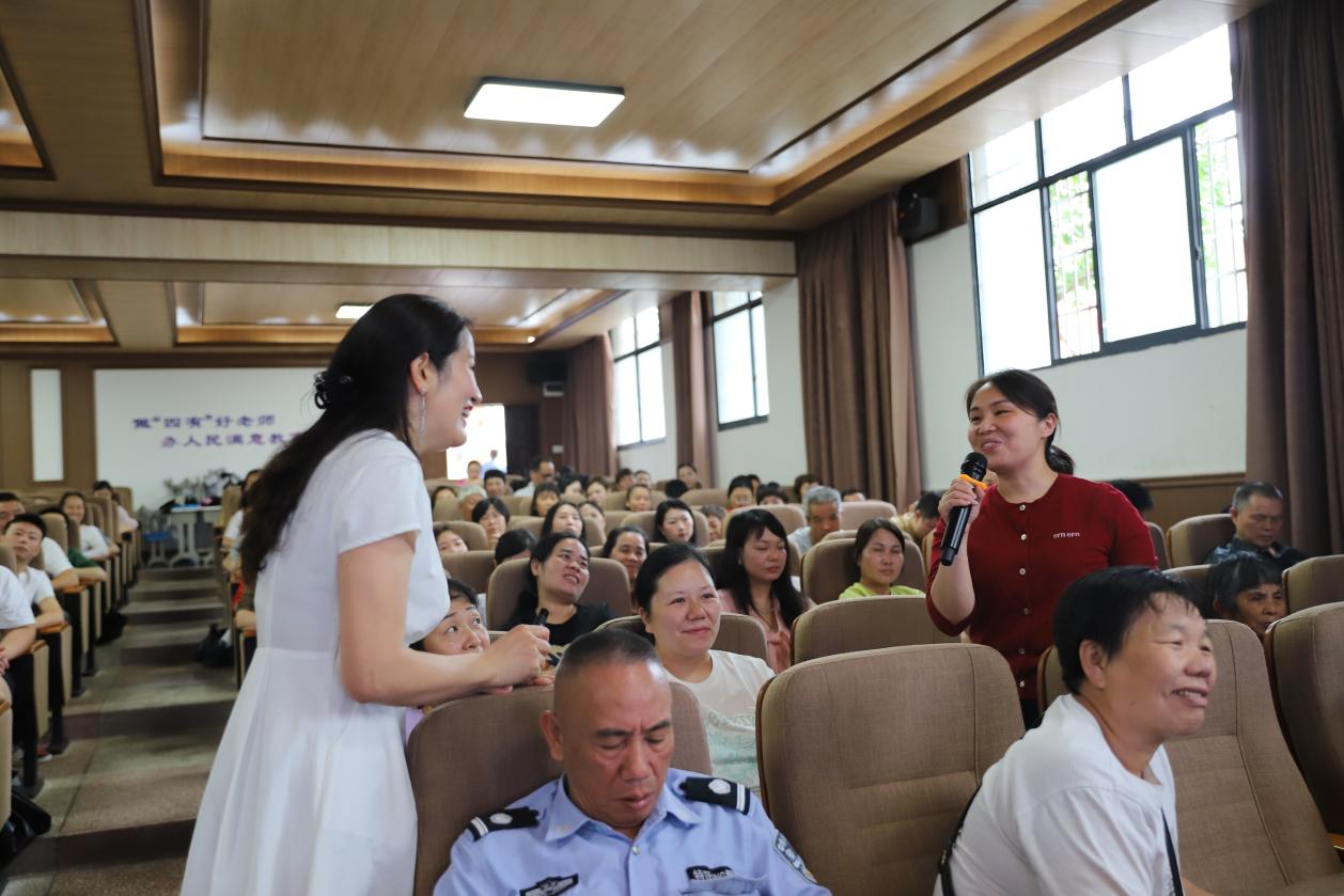 城區(qū)二小開展“推開高效親子溝通的三扇門”主題講座 助力家校共育