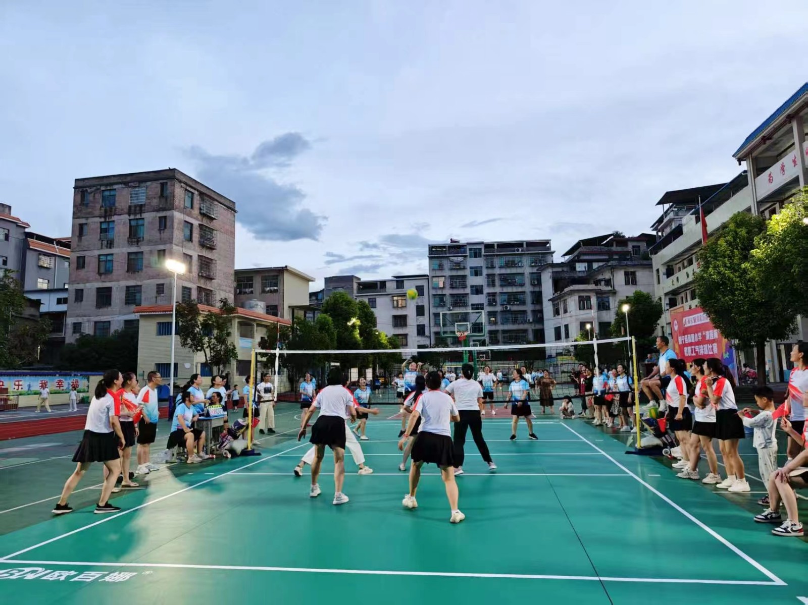 運(yùn)動(dòng)展風(fēng)采 奮進(jìn)新時(shí)代