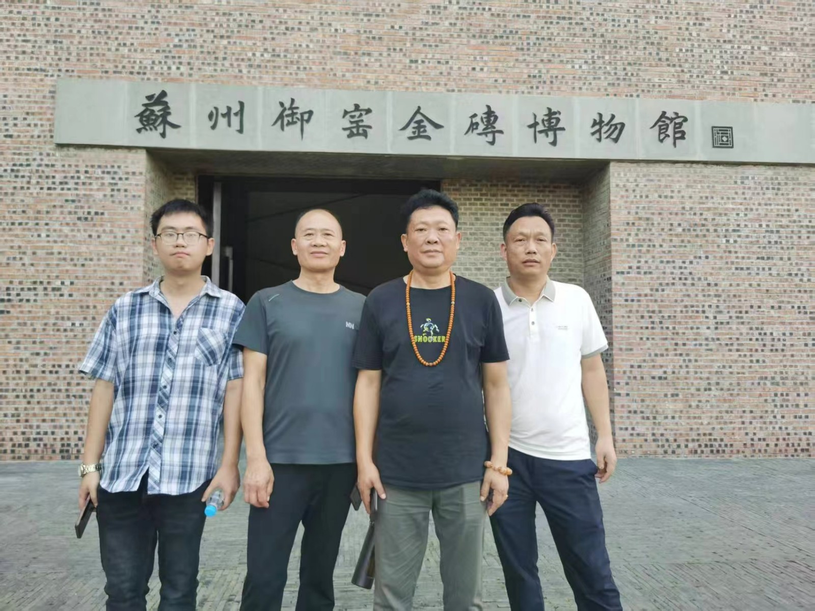 吳地七月風(fēng)，攜友踏歌行         綠皮載夢至，甥輩意殷殷