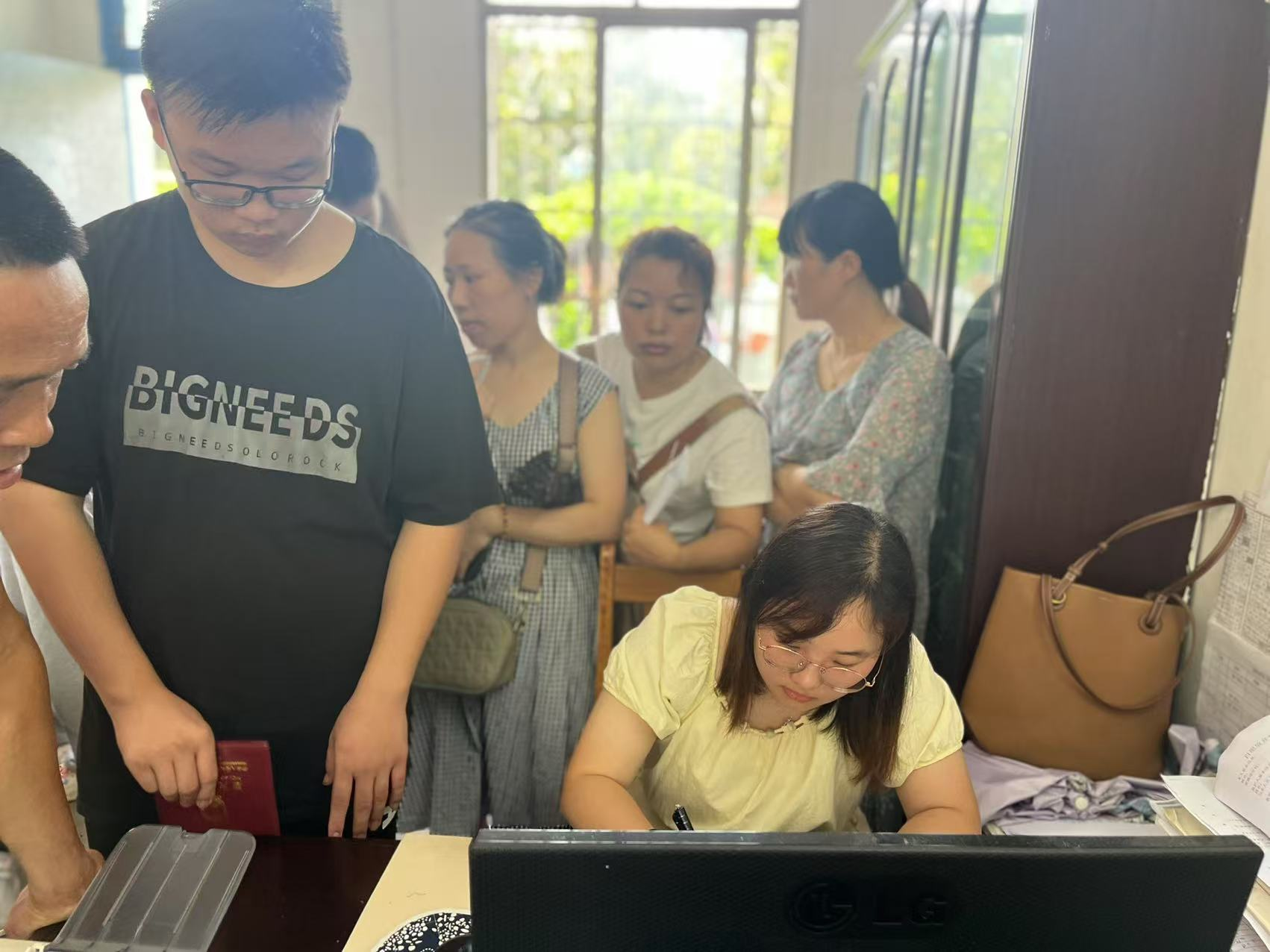 邵陽(yáng)縣工業(yè)職業(yè)技術(shù)學(xué)校高一新生學(xué)位確認(rèn)現(xiàn)場(chǎng)火爆，學(xué)位告急