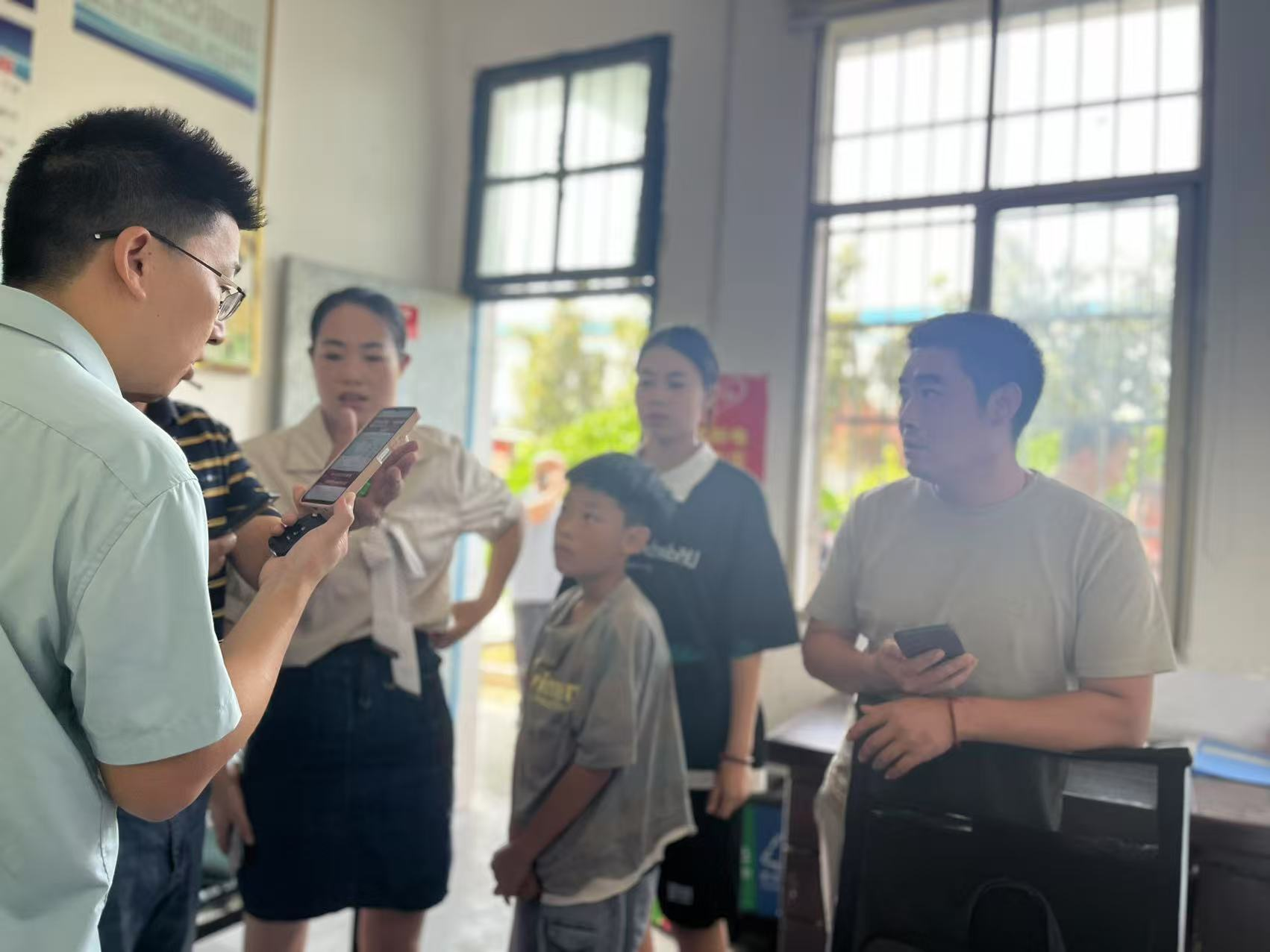 邵陽(yáng)縣工業(yè)職業(yè)技術(shù)學(xué)校高一新生學(xué)位確認(rèn)現(xiàn)場(chǎng)火爆，學(xué)位告急