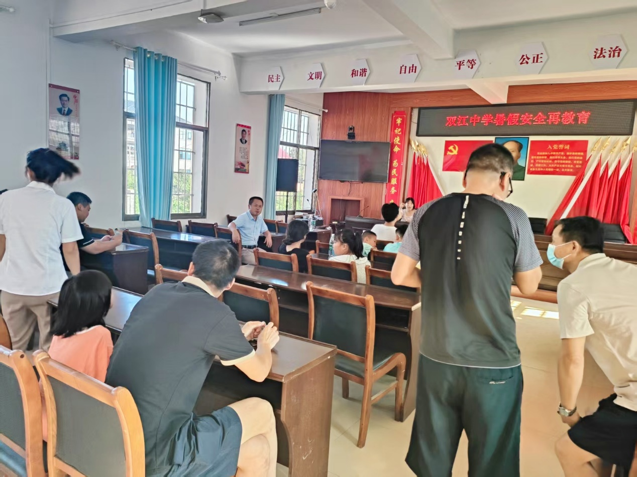 校村攜手送安全 暑期防護(hù)暖童心