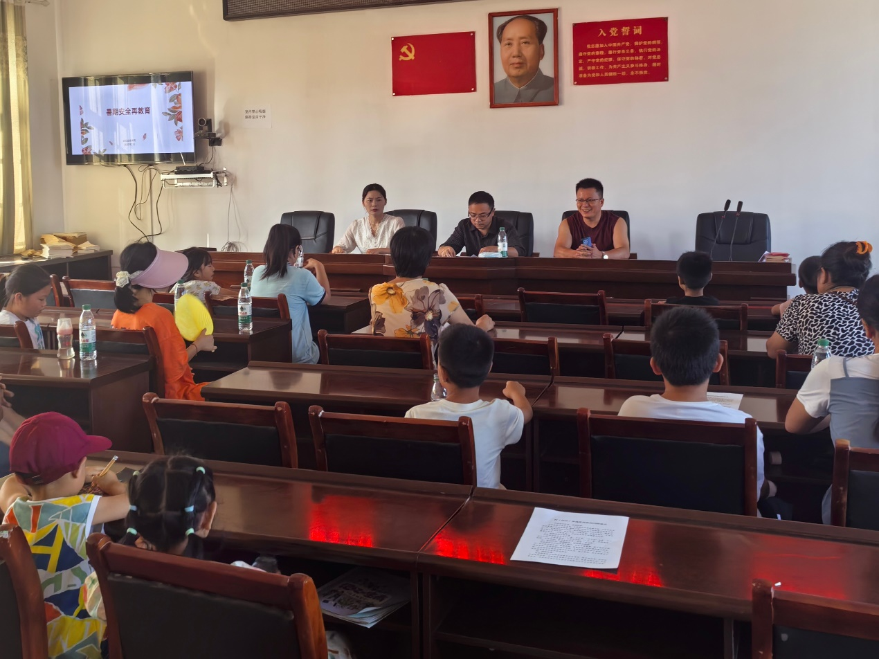 校村攜手送安全 暑期防護(hù)暖童心