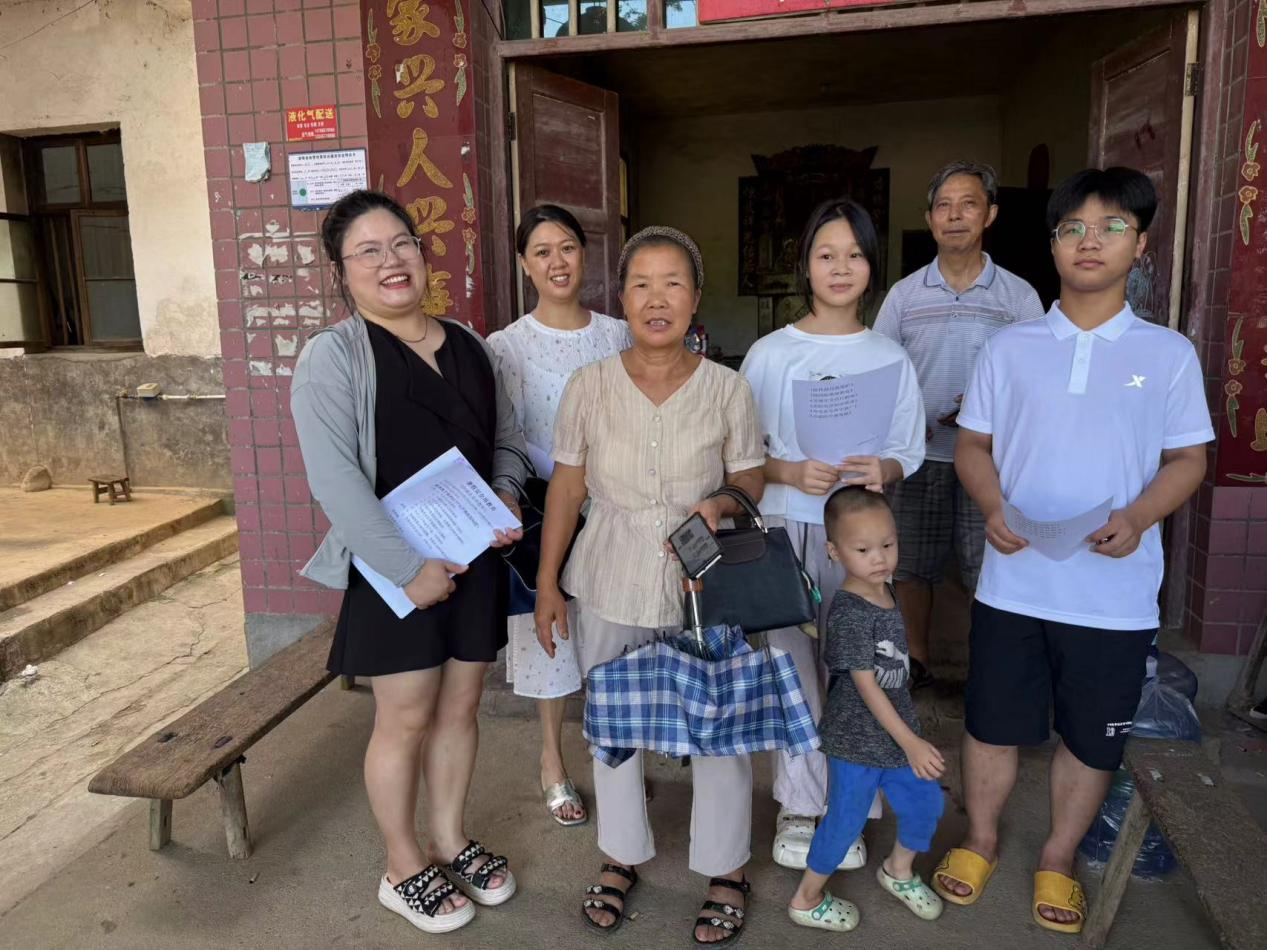 暑期筑起安全屏障志愿者教師們進社區(qū)，村部開展安全再教育