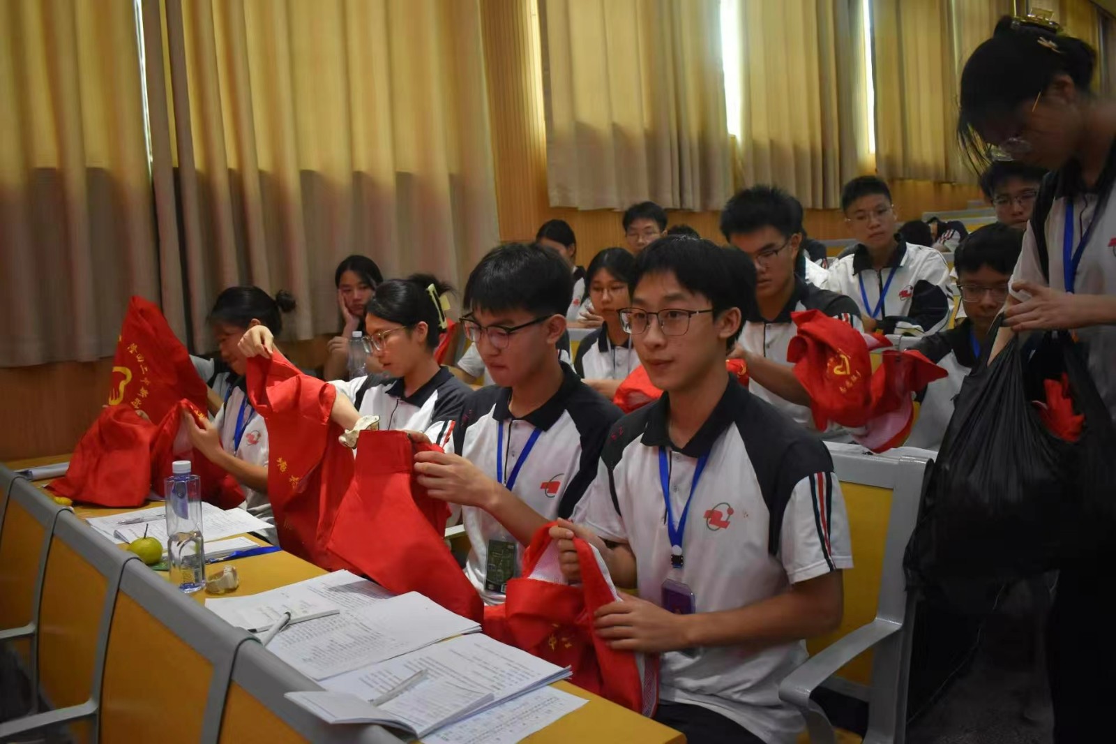 隆回二中培訓(xùn)新生在校“引路人”