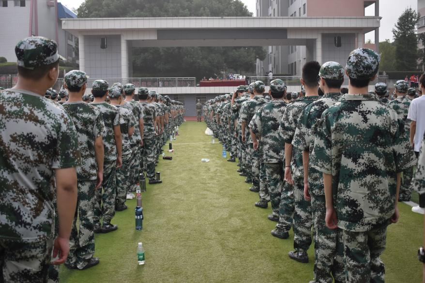 隆回二中舉行2025級(jí)高一新生軍訓(xùn)動(dòng)員大會(huì)