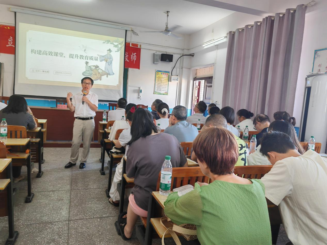 五峰鋪鎮(zhèn)中心完小培訓(xùn)點(diǎn)成功 舉辦暑期全員培訓(xùn)