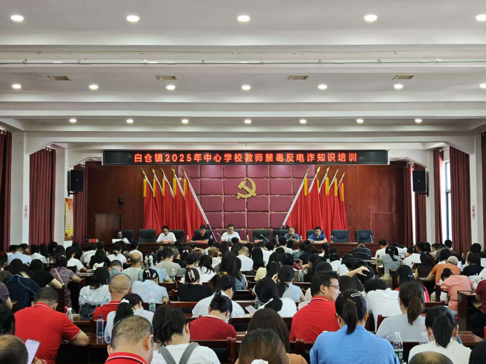 “砥礪深耕行致遠，篤行不怠領(lǐng)芳華”