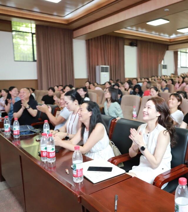 城區(qū)二?。骸皶r(shí)光郵局”里的光陰故事：教育是一場(chǎng)溫暖的回聲