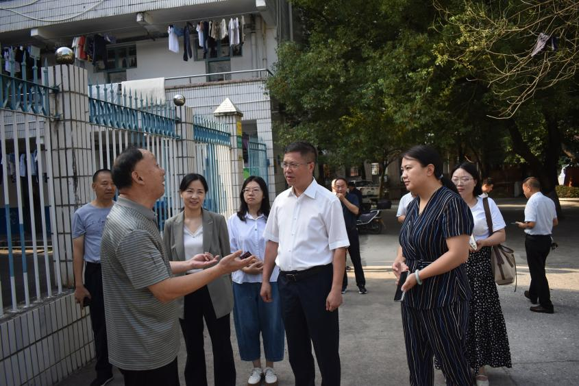 楊韶輝到隆回二中進(jìn)行開(kāi)學(xué)工作檢查