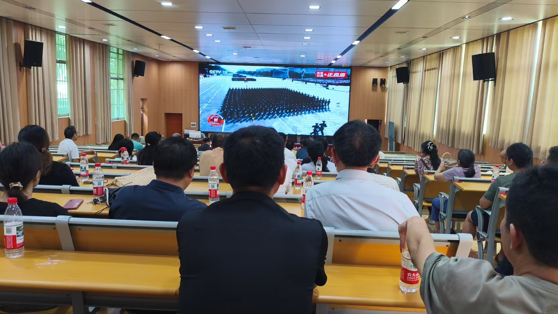 隆回二中組織觀看閱兵式