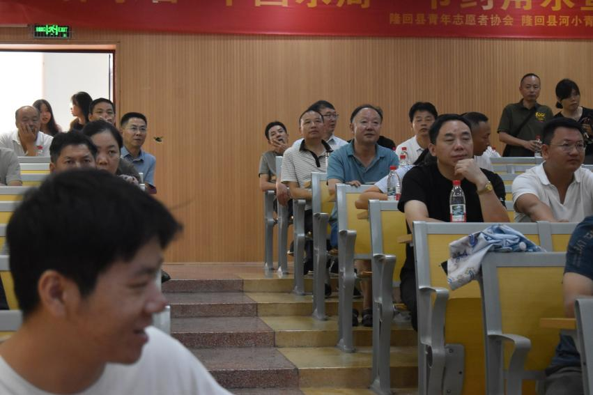 隆回二中組織觀看閱兵式