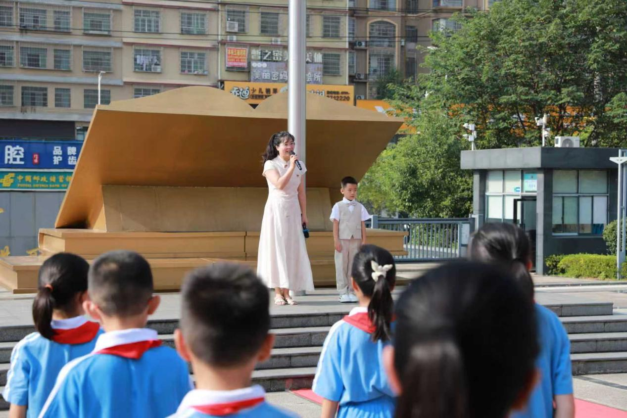 城區(qū)二小隆重舉行秋季學(xué)期開(kāi)學(xué)典禮：銘記歷史精神，共筑時(shí)代新篇