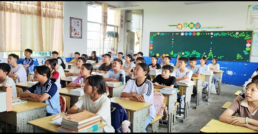 下花橋鎮(zhèn)中學(xué)開展 “9.3” 閱兵觀看活動厚植師生愛國情懷