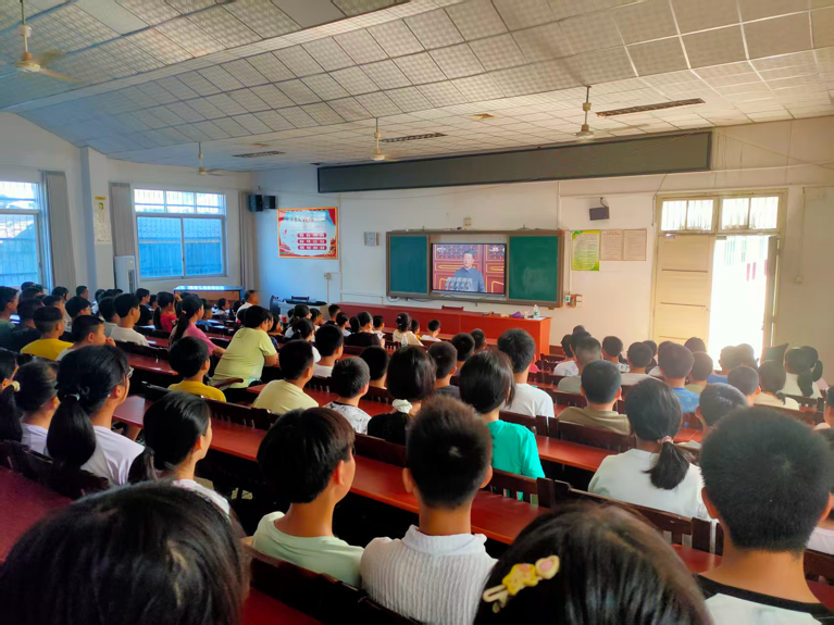 銘記歷史，砥礪前行：竹市鎮(zhèn)中學(xué)全體師生觀看抗戰(zhàn)勝利80周年紀(jì)念會(huì)