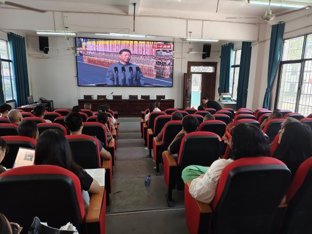 新寧五中組織全校師生觀看紀(jì)念九三閱兵