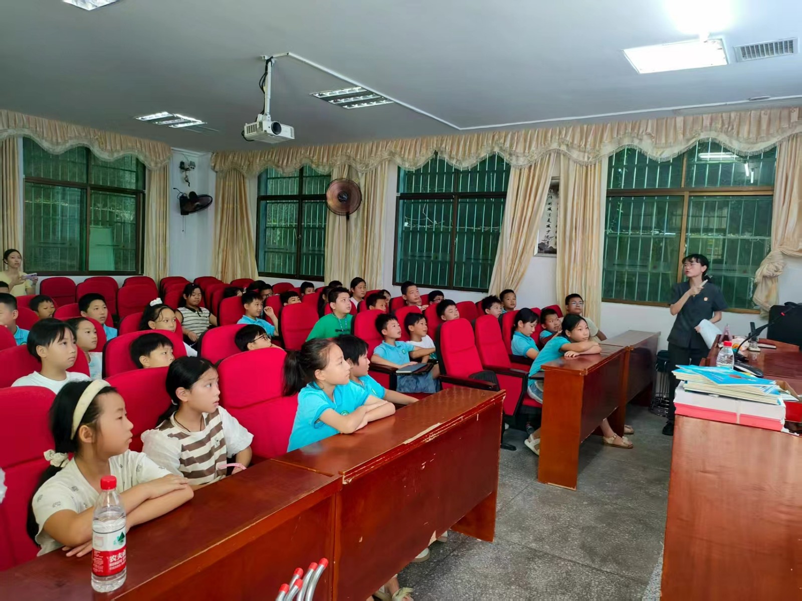 塘渡口鎮(zhèn)二完小開(kāi)展秋季“開(kāi)學(xué)第一課——法治課堂進(jìn)校園”