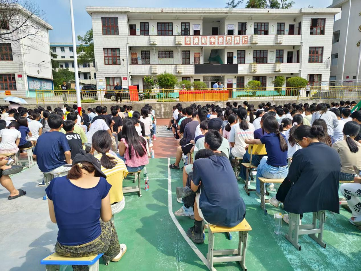 新寧縣第五中學舉行秋季學期開學典禮 暨交通安全專題講座