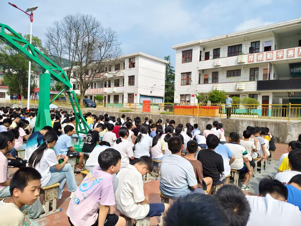 新寧縣第五中學(xué)開(kāi)展法制教育專題講座