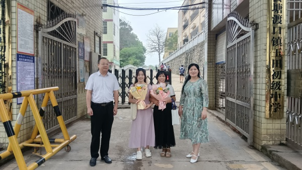 玉田中學(xué)：鮮花贈(zèng)師恩，溫情慶佳節(jié)