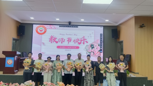 玉田中學(xué)：鮮花贈(zèng)師恩，溫情慶佳節(jié)