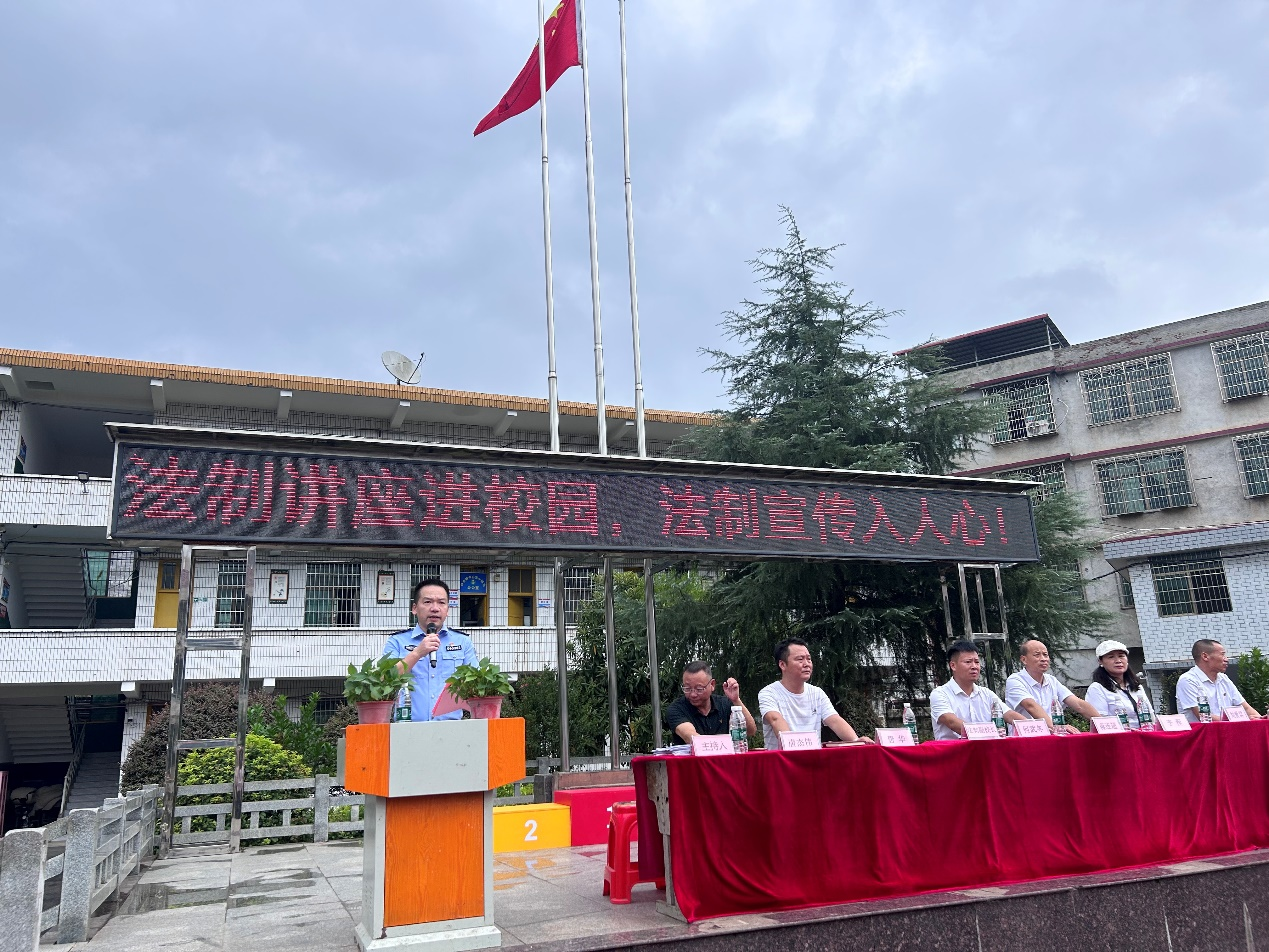 法制講座進(jìn)校園 法制宣傳入人心