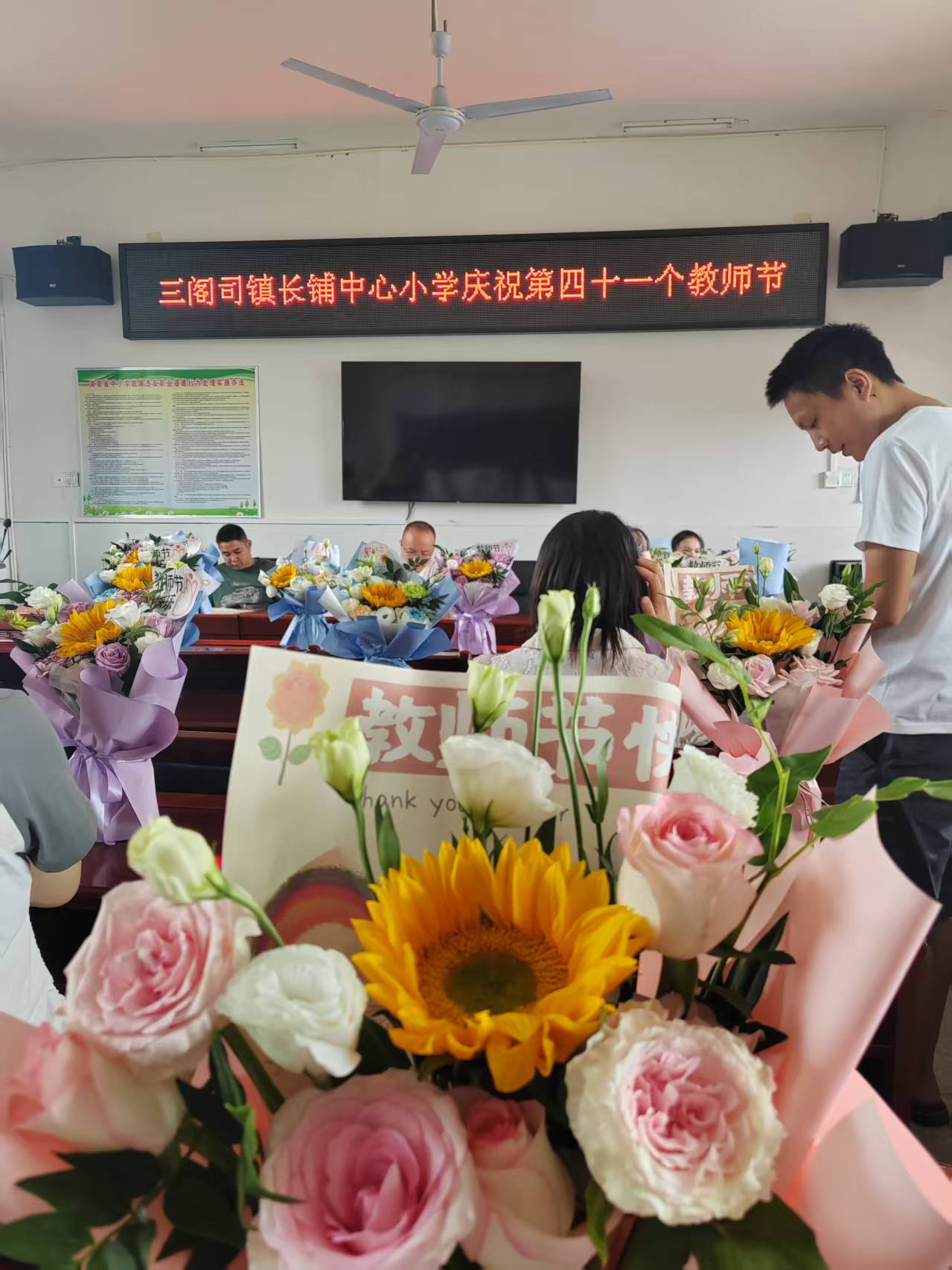 鑄強師之魂，譜教育華章