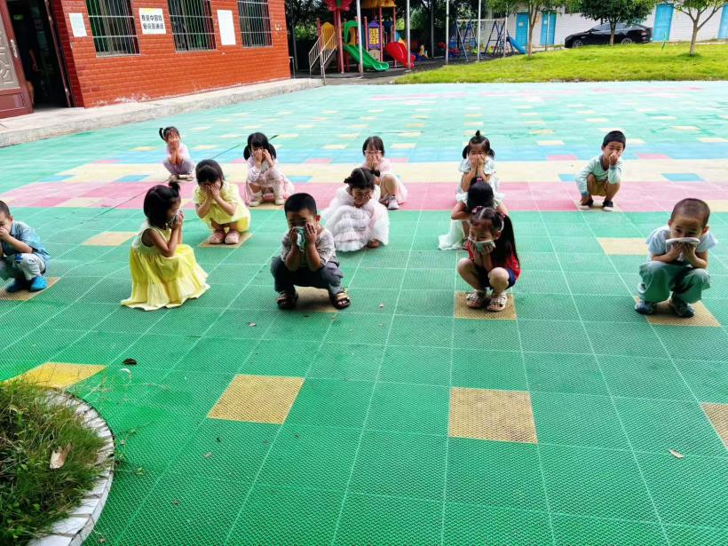 萬塘中心幼兒園開展消防安全課與消防安全演練