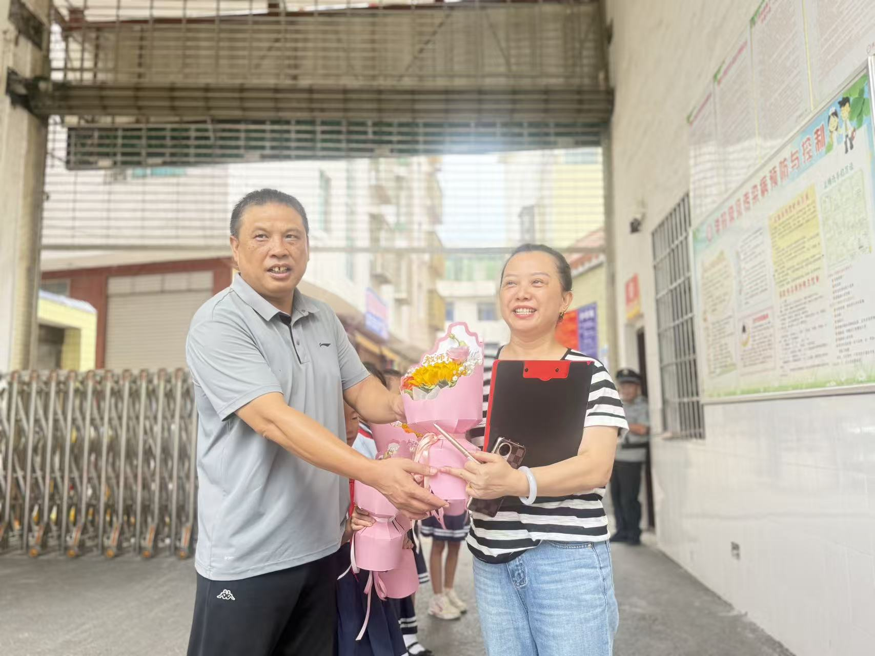 晨光映鮮花 溫情暖師心