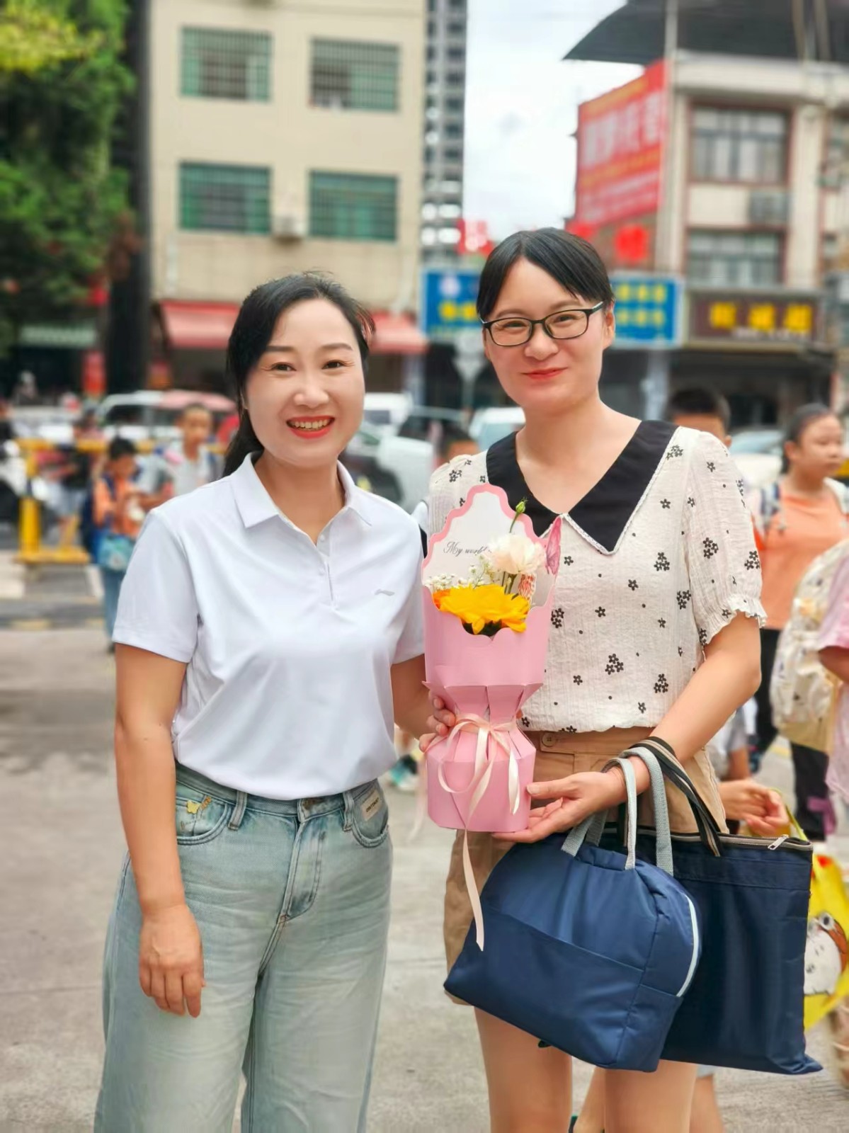 晨光映鮮花 溫情暖師心