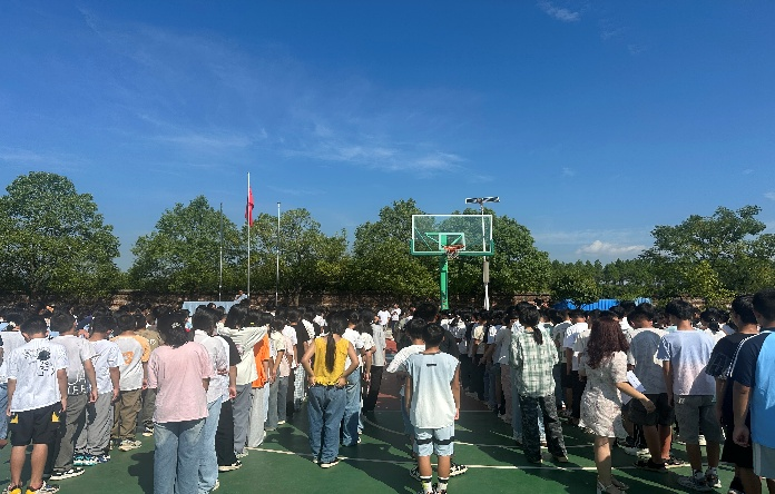 筑牢青春防線 法治陽光護航