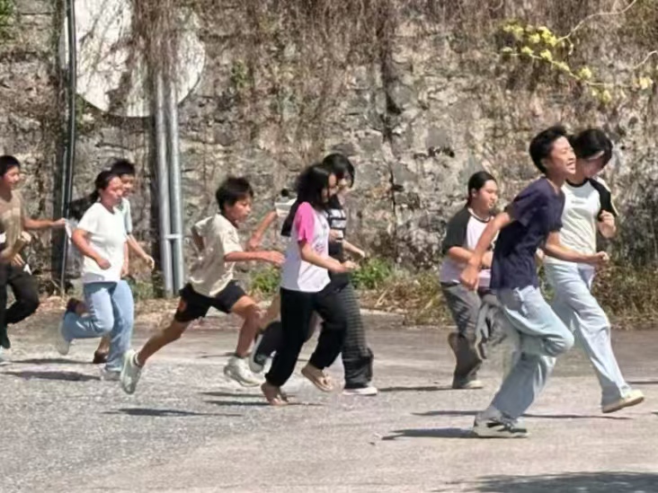 金石鎮(zhèn)水頭學(xué)校舉行消防應(yīng)急演練， 筑牢校園安全防火墻