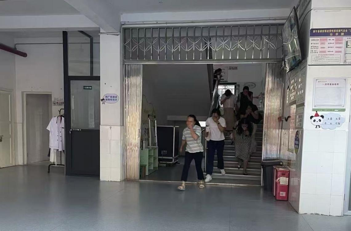 新寧縣幼兒園開展消防安全培訓(xùn)與應(yīng)急疏散演練